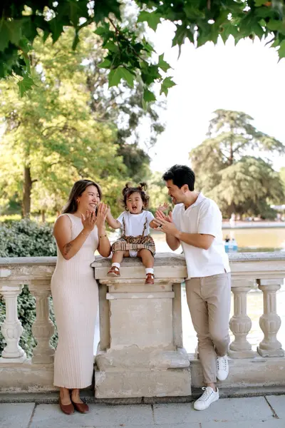 Family photoshoot in Madrid by Claudia C