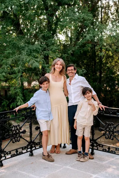 Family photoshoot in Madrid by Claudia C