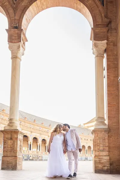 Honeymoon photoshoot in Seville by Dau S