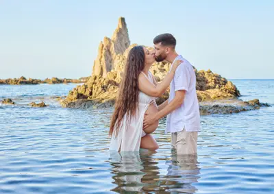 Maternity photoshoot in Cabo de Gata by Antonio S