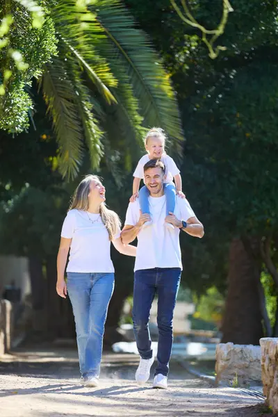 Family photoshoot in Barcelona by Roger F