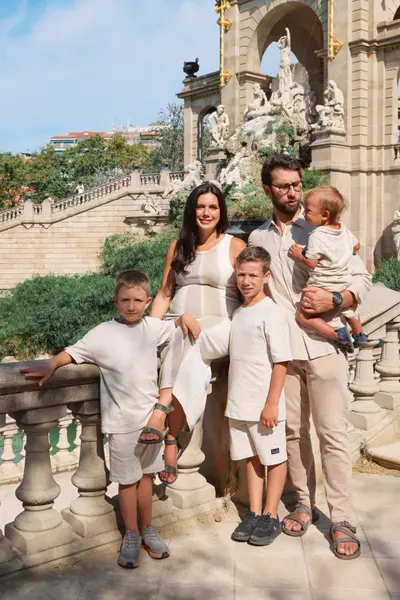 Family photoshoot in Barcelona by Asia V