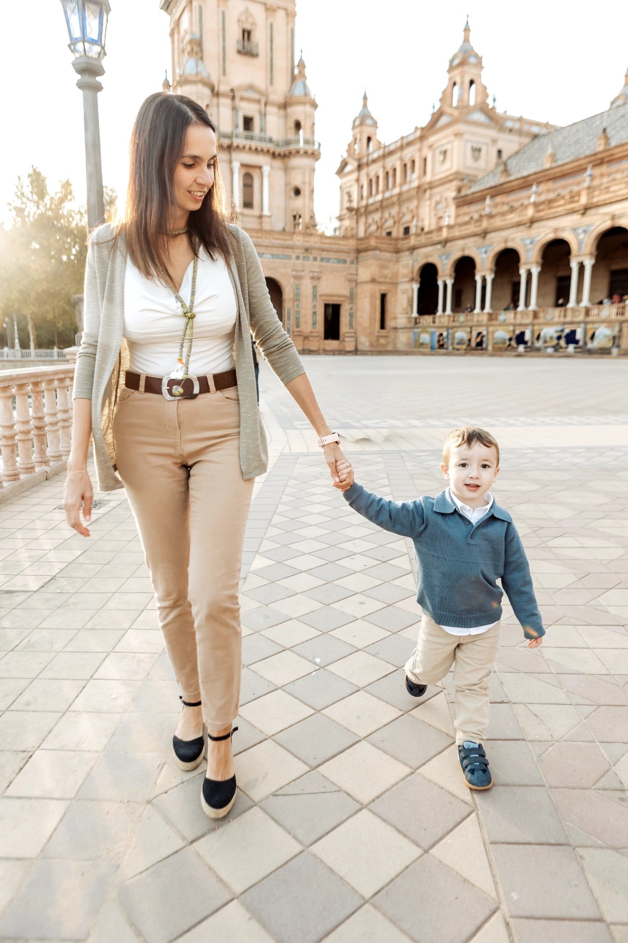 Familienshooting mit Großeltern in Spanien: die Reise, die aufs Bild gehört — photo by Lucia M.