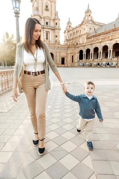 Family photoshoot in Seville by Lucia M