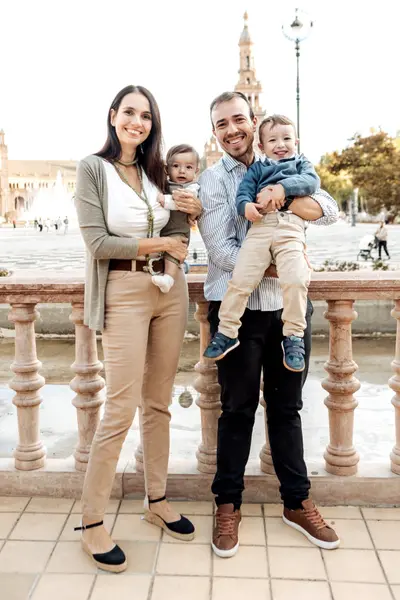 Family photoshoot in Seville by Lucia M