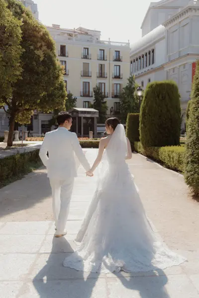 Elopement photoshoot in Madrid by Leyre C