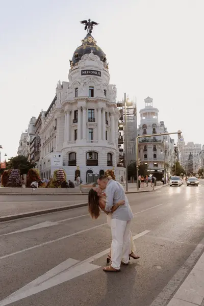 Engagement photoshoot in Madrid by Leyre C